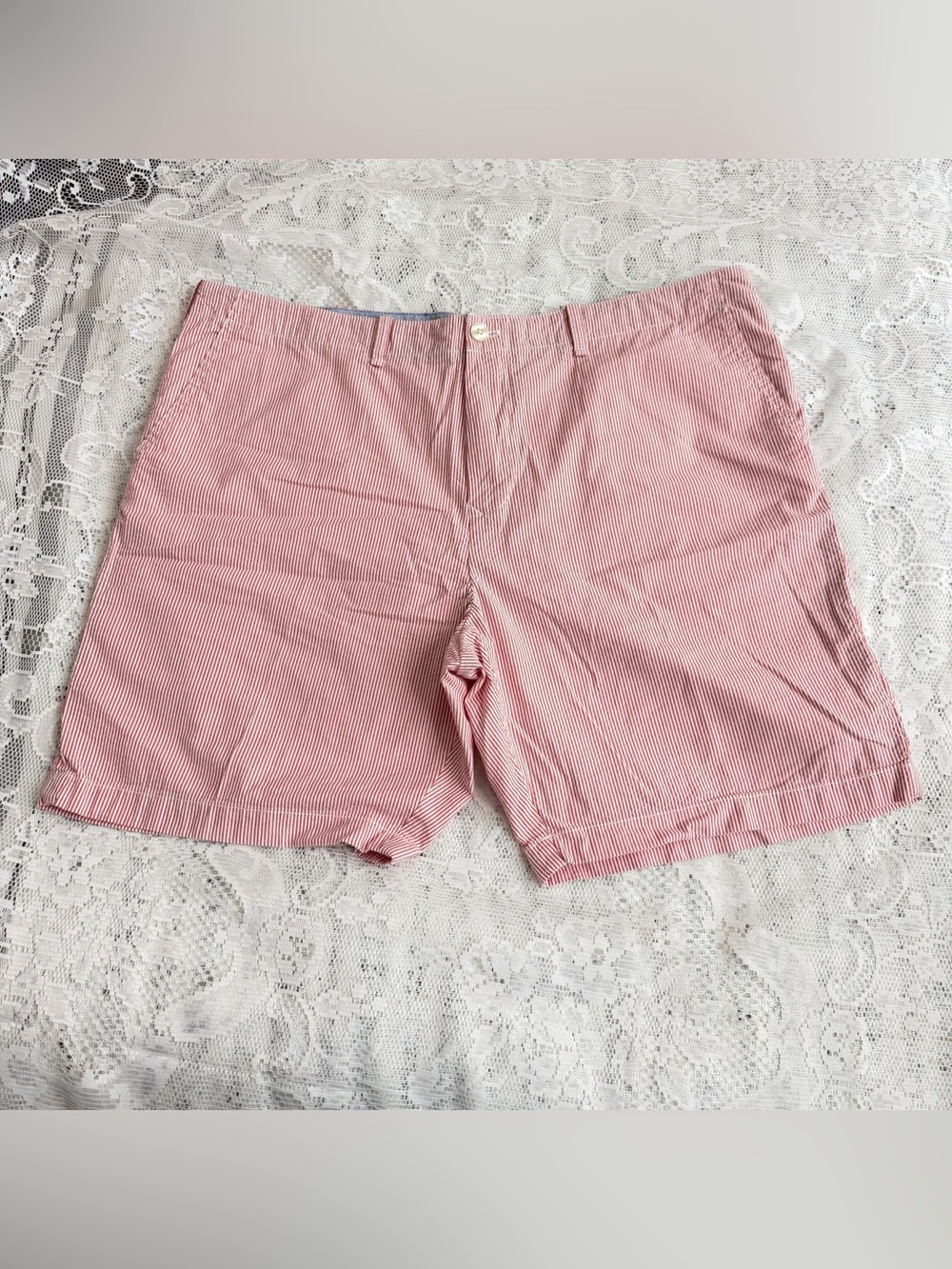Tommy Hilfiger Red White Striped Seersucker Men’s 9 Inch Size 42 Chino Shorts